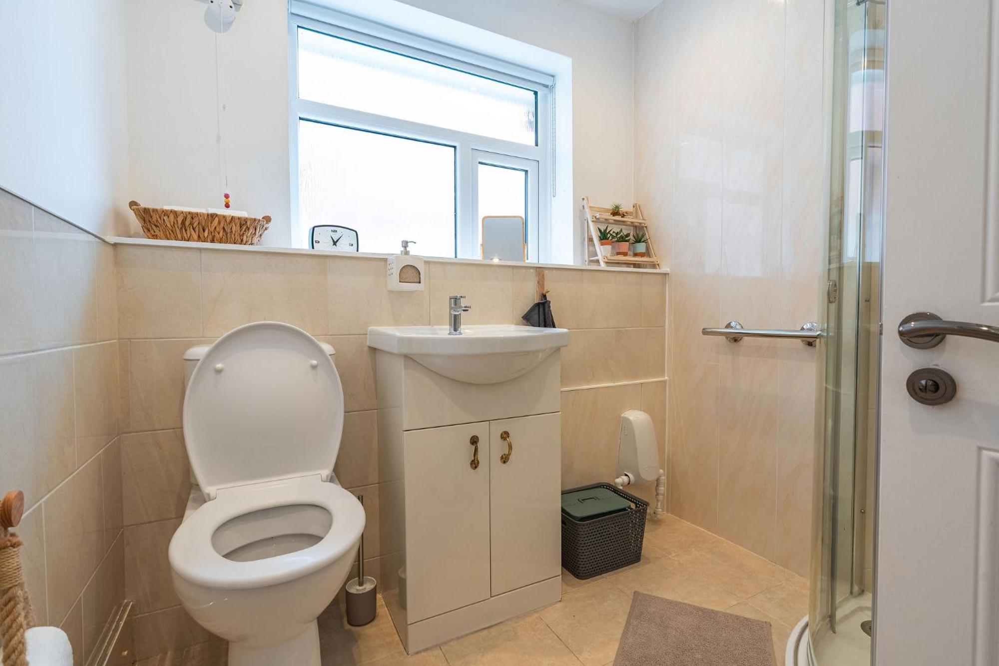 Nature Inspired Bungalow With 3 Rooms - 10 Mins From Manchester Airport Timperley Ngoại thất bức ảnh